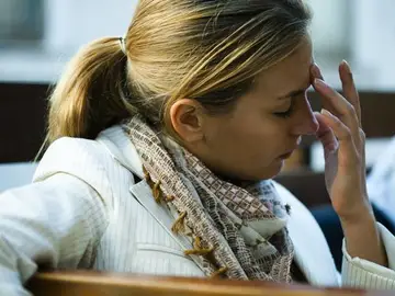 Mujer estresada con dolor de cabeza Mujer estresada con dolor de cabeza