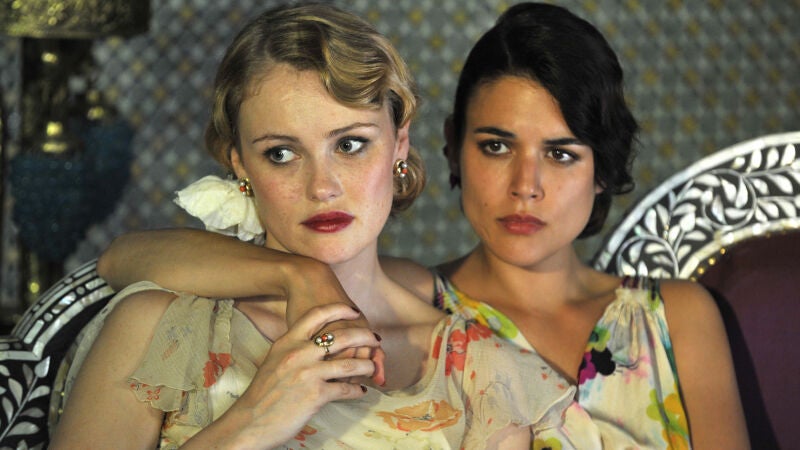 Terminada la guerra, Sira regresa a Madrid con una nueva identidad