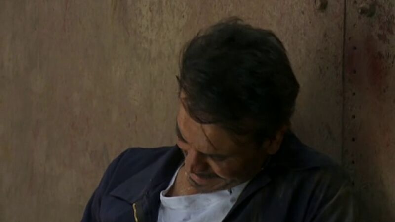 Antonia amordaza a David