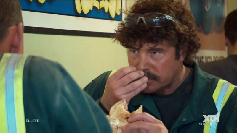 Se le cae el bigote frente a su empleado