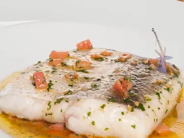 Merluza al vapor, vinagreta de tomate y aceite de trufa blanca Merluza al vapor, vinagreta de tomate y aceite de trufa blanca