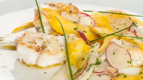 Rape con ensalada de nabo y mango Rape con ensalada de nabo y mango