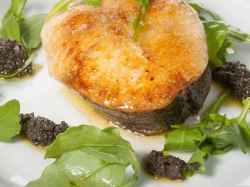 Merluza a la plancha con tapenade Merluza a la plancha con tapenade