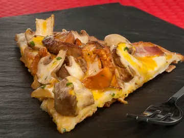 Pizza de setas, foie y yema de huevo  Pizza de setas, foie y yema de huevo