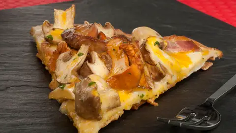 Pizza de setas, foie y yema de huevo Pizza de setas, foie y yema de huevo