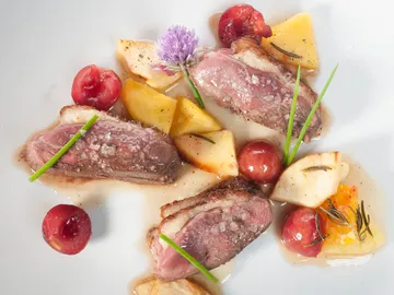 Magret de pato con frutas asadas Magret de pato con frutas asadas