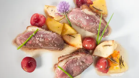 Magret de pato con frutas asadas Magret de pato con frutas asadas