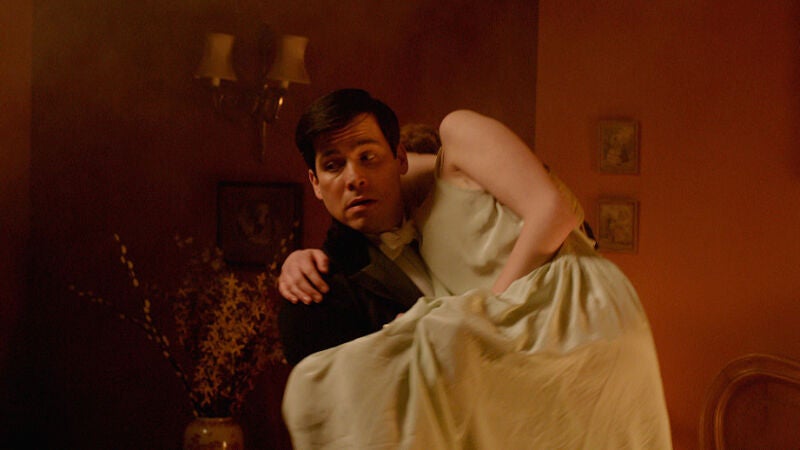 Thomas Barrow rescata a Lady Edith de las llamas del incendio en Downton Abbey
