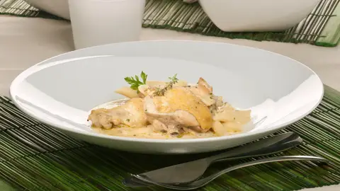 Pollo guisado en salsa de manzana Pollo guisado en salsa de manzana