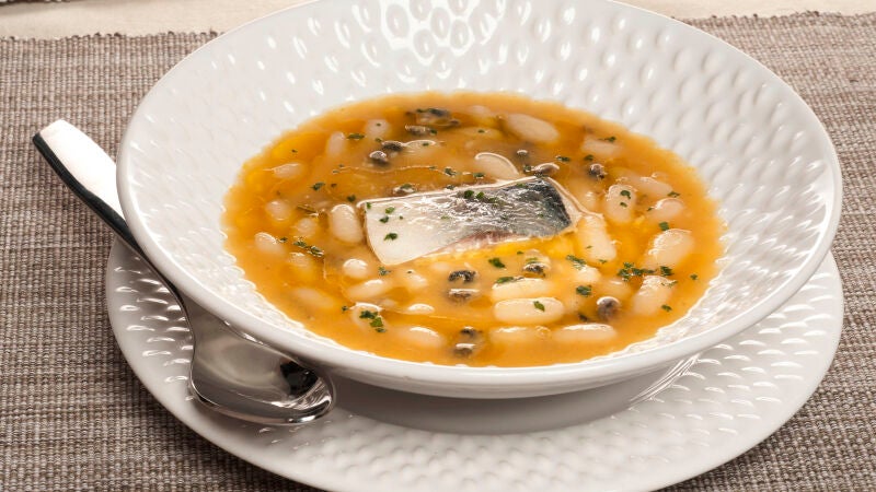 Chicharro con alubias y bígaros 