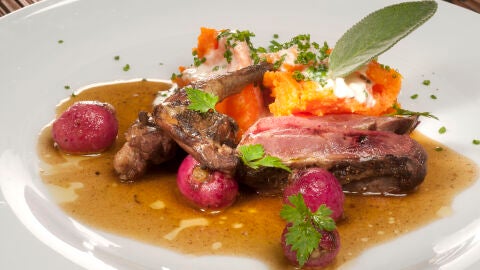 Paloma con boniatos y r&aacute;banos 