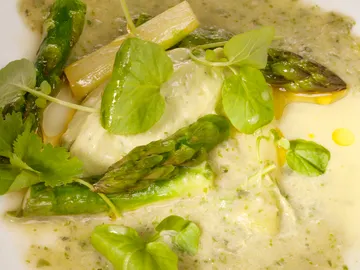Crema de hortalizas verdes con queso de aguacate Crema de hortalizas verdes con queso de aguacate