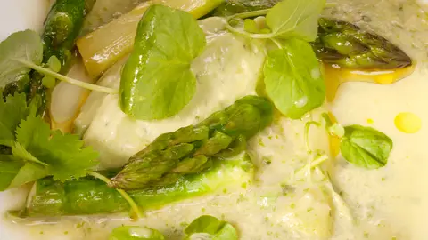 Crema de hortalizas verdes con queso de aguacate Crema de hortalizas verdes con queso de aguacate
