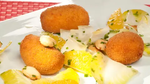 Croquetas de coliflor e idiazabal con ensalada de endibias Croquetas de coliflor e idiazabal con ensalada de endibias