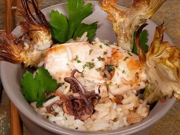 Chipirones con arroz basmati y chips de alcachofa Chipirones con arroz basmati y chips de alcachofa