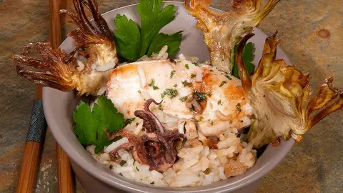 Chipirones con arroz basmati y chips de alcachofa Chipirones con arroz basmati y chips de alcachofa