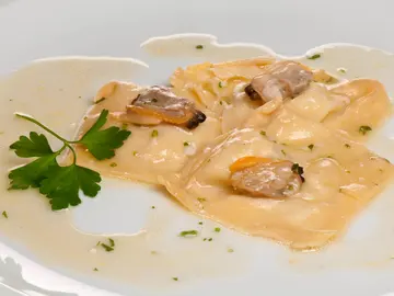 Raviolis de rape con almejas en salsa verde Raviolis de rape con almejas en salsa verde