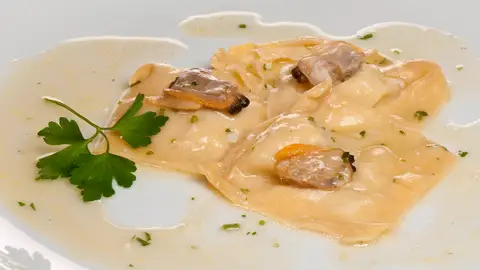 Raviolis de rape con almejas en salsa verde Raviolis de rape con almejas en salsa verde