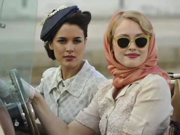 Adriana Ugarte y Hanna New en 'El Tiempo entre Costuras' Adriana Ugarte y Hanna New en 'El Tiempo entre Costuras'