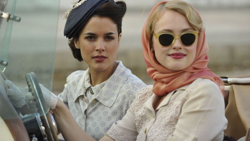 Sira, sola en Tetuán, conoce a Candelaria y cambia su vida en 'El tiempo entre costuras'