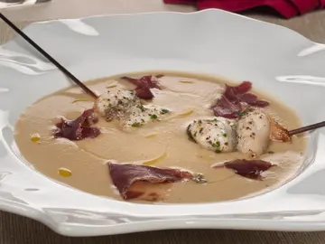 Crema de champiñones con trucha y cecina Crema de champiñones con trucha y cecina