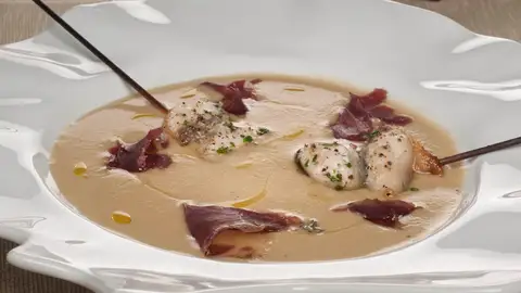 Crema de champiñones con trucha y cecina Crema de champiñones con trucha y cecina