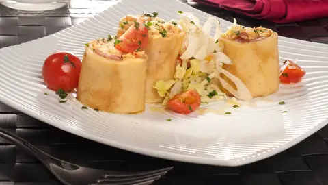Crepes de pollo a la carbonara con ensalada verde Crepes de pollo a la carbonara con ensalada verde