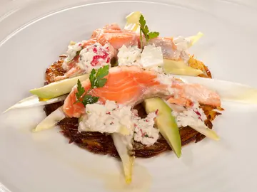 Torta de patata con salmón y salsa de rabanitos Torta de patata con salmón y salsa de rabanitos