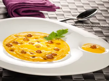 Crema de zanahorias asadas con garbanzos crujientes Crema de zanahorias asadas con garbanzos crujientes