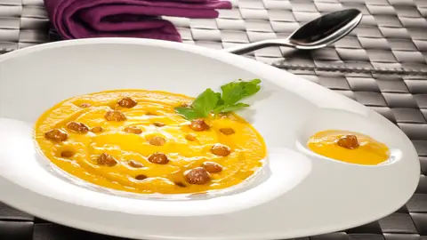 Crema de zanahorias asadas con garbanzos crujientes Crema de zanahorias asadas con garbanzos crujientes