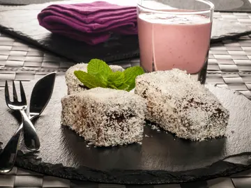 Lamington con batido de frambuesas Lamington con batido de frambuesas