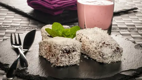 Lamington con batido de frambuesas Lamington con batido de frambuesas