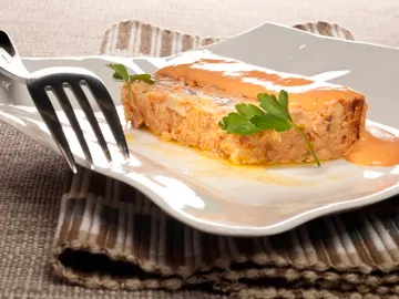 Pastel de merluza y dátiles con mahonesa de piquillos Pastel de merluza y dátiles con mahonesa de piquillos