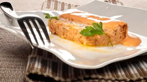 Pastel de merluza y dátiles con mahonesa de piquillos Pastel de merluza y dátiles con mahonesa de piquillos