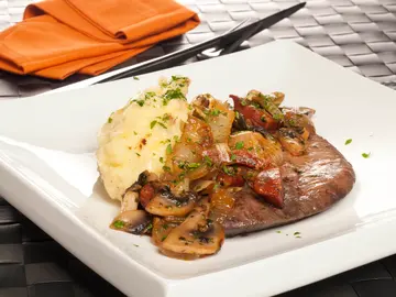 Hígado con chorizo y champiñones Hígado con chorizo y champiñones