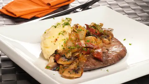 Hígado con chorizo y champiñones Hígado con chorizo y champiñones