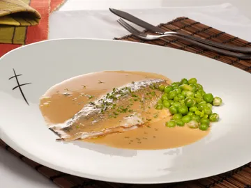 Lubina con guisantes y salsa de erizos Lubina con guisantes y salsa de erizos