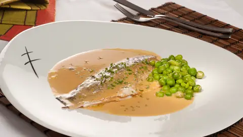 Lubina con guisantes y salsa de erizos Lubina con guisantes y salsa de erizos