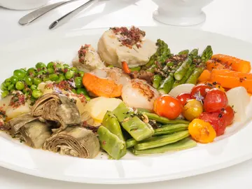 Panaché de verduras al vapor con vieiras Panaché de verduras al vapor con vieiras