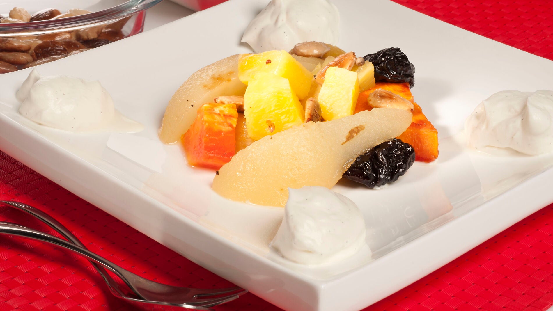 Papillote de frutas con chantilly de vainilla