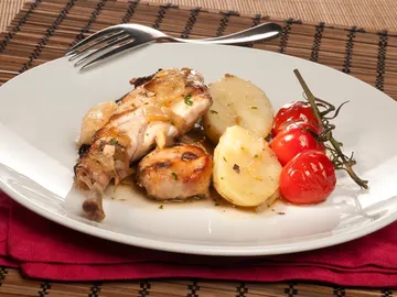 Conejo asado con patatas y cherrys Conejo asado con patatas y cherrys