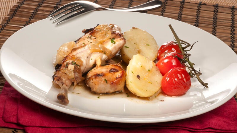 Conejo asado con patatas y cherrys