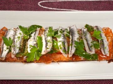 Tosta de tomate, pimientos del padrón y anchoas