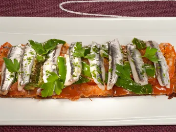 Tosta de tomate, pimientos del padrón y anchoas Tosta de tomate, pimientos del padrón y anchoas