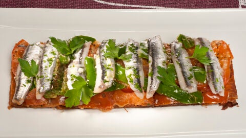 Tosta de tomate, pimientos del padr&oacute;n y anchoas