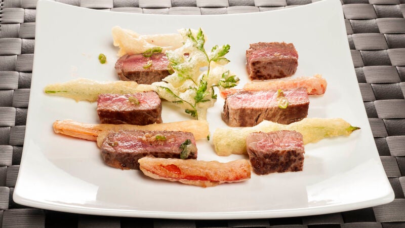 Entrecot de buey con verduras en tempura