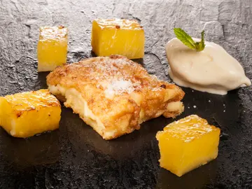 Torrija de brioche con piña y coco Torrija de brioche con piña y coco