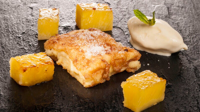 Torrija de brioche con piña y coco