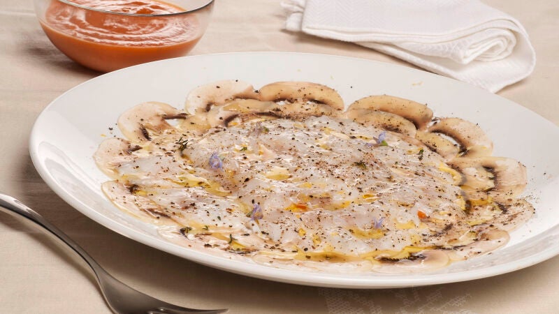Carpaccio de bacalao y champiñones con crema de tomate