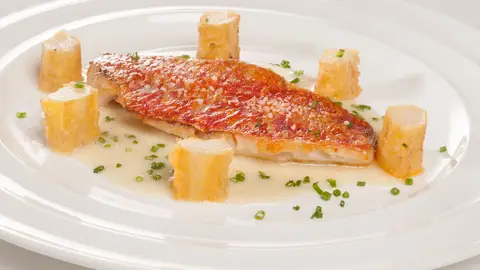 Espárragos blancos y salmonetes Espárragos blancos y salmonetes